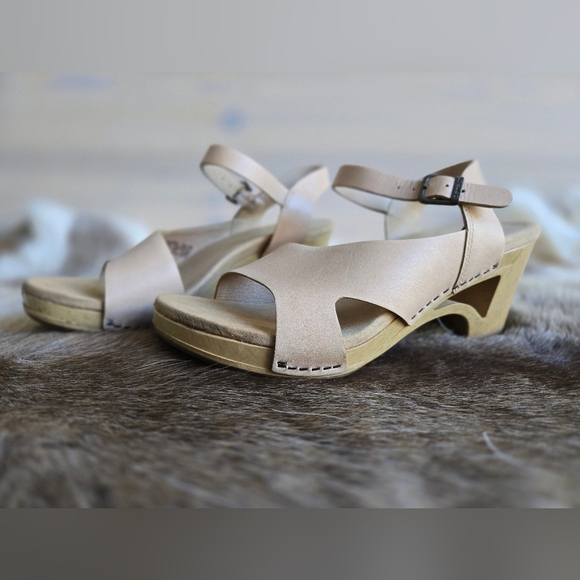 Dansko Shoes - Dansko Tasha Leather Clog Sandals with Cut-Out Heels size 40 / 9